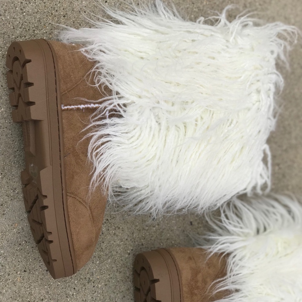1 left! Nature White & Tan Faux Fur Sherpa Boots - Picture 4 of 6